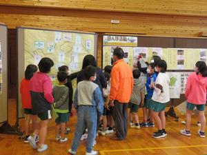 掲示物を市長が見ている様子