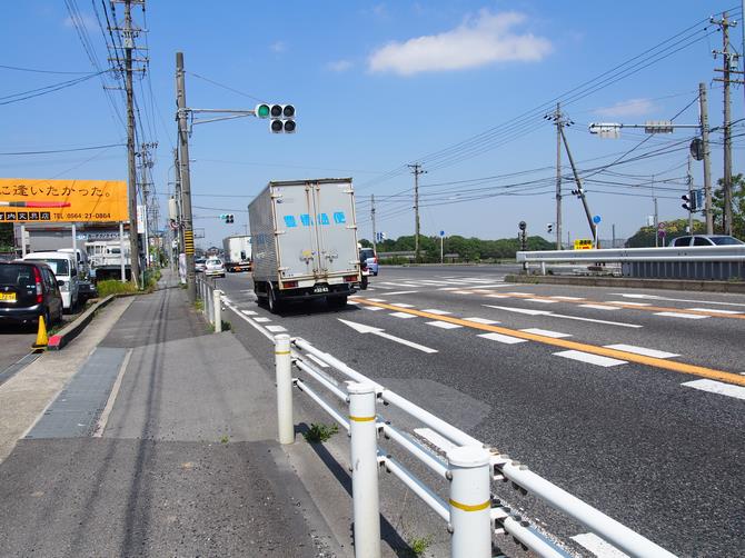 藤川町黒土を右折です。