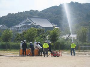 軽可搬ポンプで放水訓練を実施2