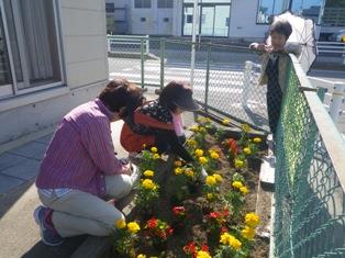 花を植えながらのコミュニケーション