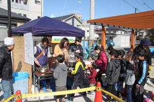 岡崎えきまえ発展会によるお汁粉のふるまい