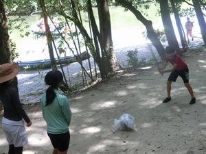川岸で目隠しをしてスイカ割りをする様子
