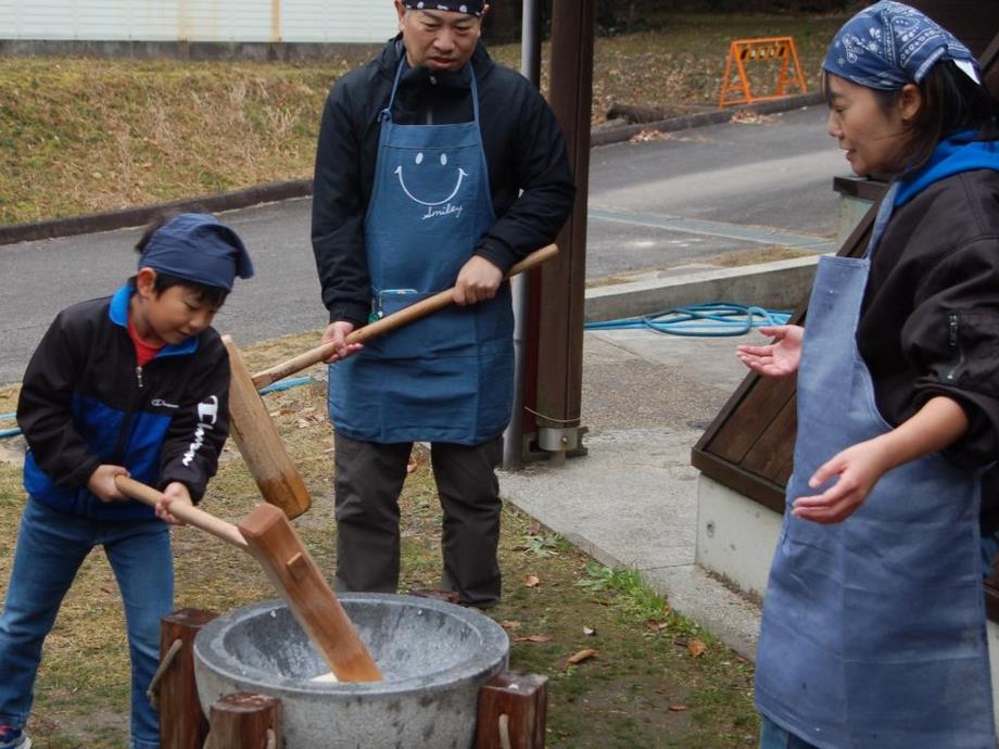 子どもが杵で餅をつく様子