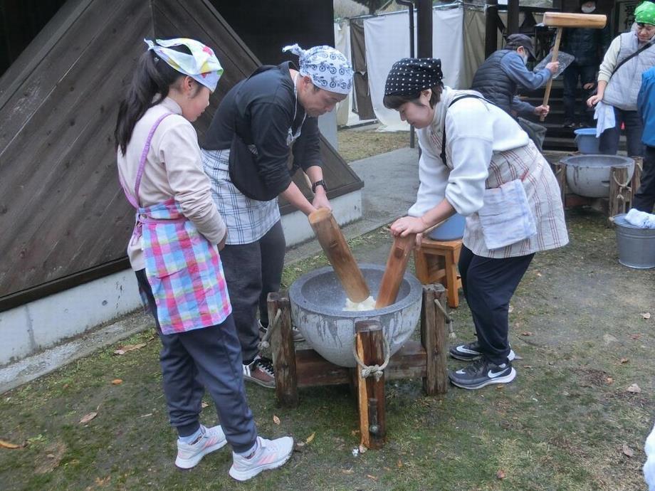 家族で餅をつく様子