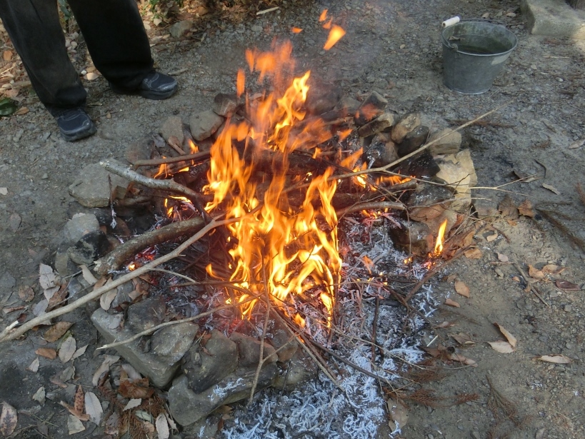 焼きいもを焼いている様子