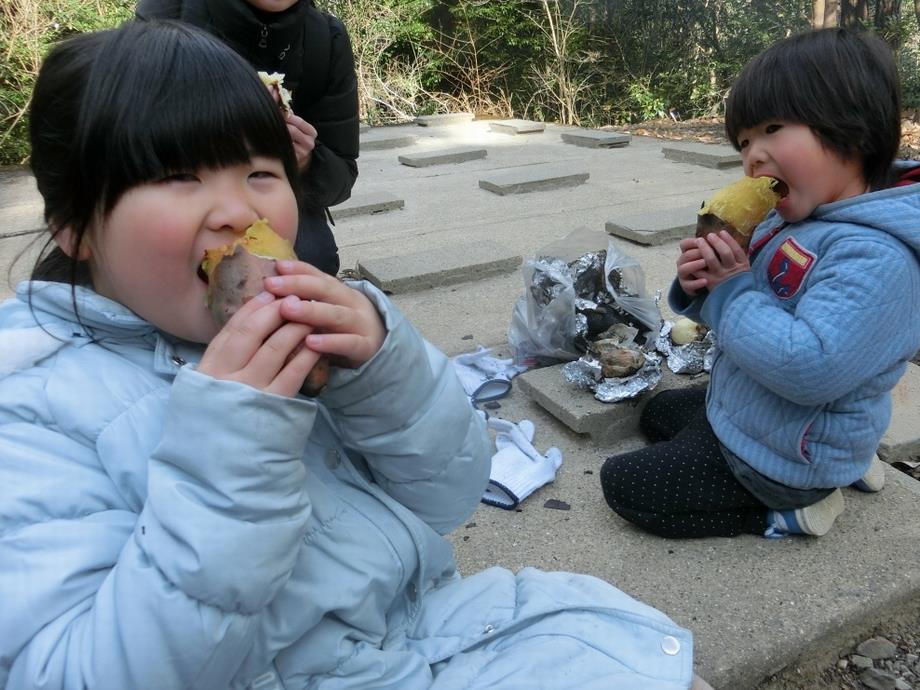 焼きいもを食べる子どもたちの様子