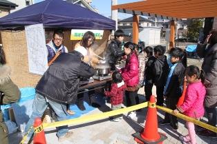 岡崎えきまえ発展会によるお汁粉のふるまい。