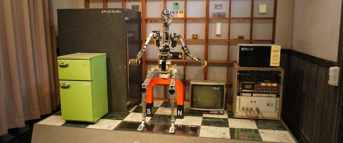写真：博士の発明に影響を受けた機械やその功績を解説するロボットの展示