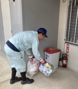 写真：ごみを集める男性