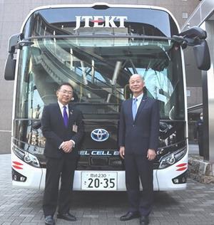 写真：中根市長と立花経営役員、FCバス