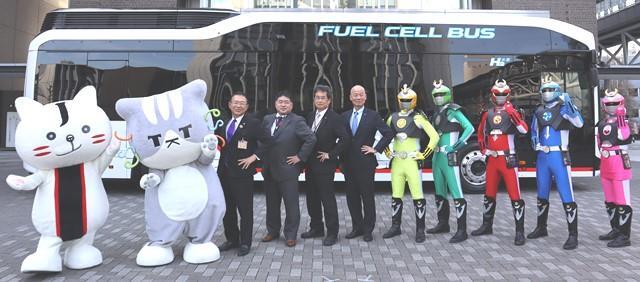 写真：マスコットキャラクターや出席者