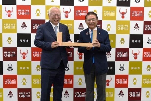 代替テキスト：協定締結式での出席者の様子