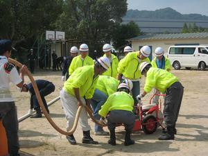 写真：軽可搬ポンプによる放水訓練の様子1