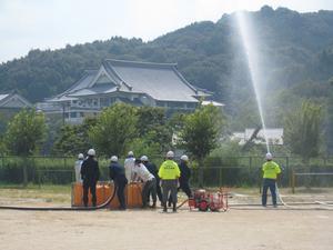 写真：軽可搬ポンプによる放水訓練の様子2