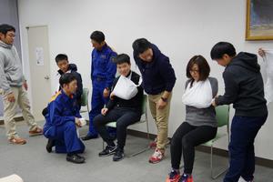 写真：三角巾を用いた応急手当