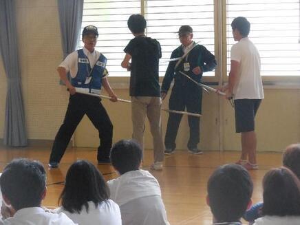 写真：不審者侵入訓練