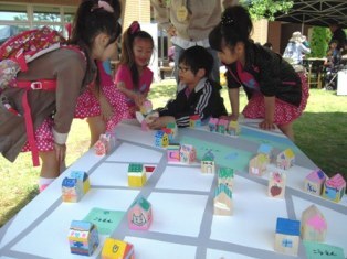 写真：ブロックを置く