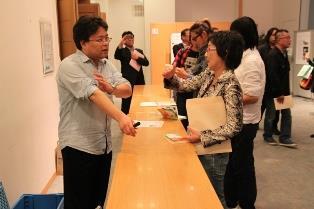 写真：講演後の様子