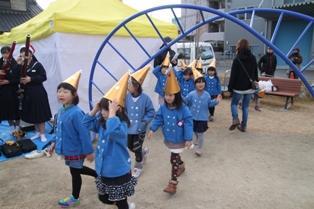 写真：園児の入場