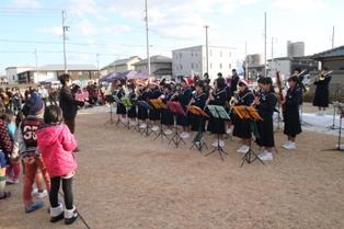 写真：南中学校吹奏楽部による演奏