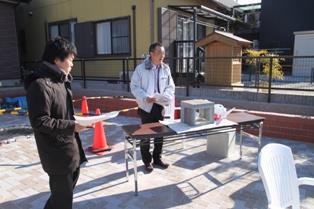 写真：ブロック製造業者によるブロックの説明