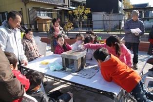 写真：グループに分かれて実験