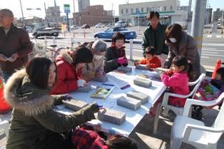 写真：ブロックに好きな絵や文字を描こう！