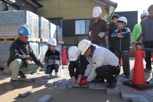 写真：職人による施工を見学します