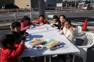 写真：お汁粉を食べながら交流タイム！