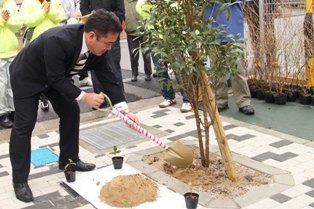 写真：記念植樹の様子1
