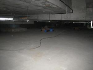 写真：免震装置1