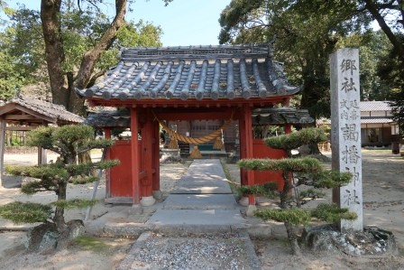 写真:謁播神社赤門
