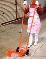 写真：蓋をこじる（バール作業）