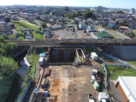 写真：西から東