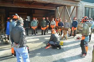 写真：チェーンソーの扱い方の学習