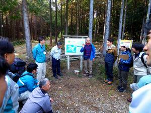 写真：森の説明を受ける様子