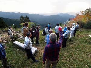 写真：山頂で景色を楽しむ様子