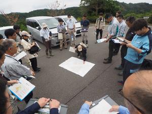 写真：説明を聞く様子