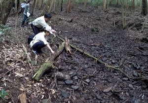 写真：水源を指さす様子
