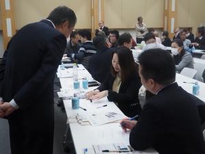 写真：蔵治先生に質問する様子