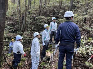 　階段製作の説明を聞く様子