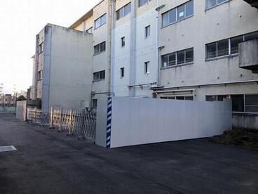 写真：校舎周辺仮囲い設置後の様子