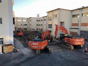 写真：中庭を解体している様子