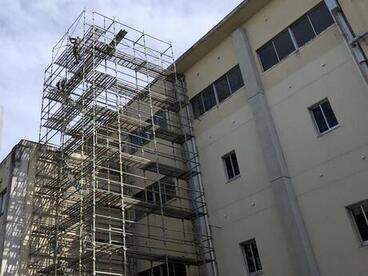 写真：外部に足場が設置されている校舎