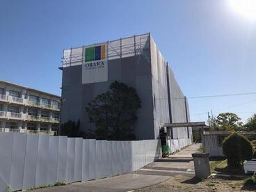 写真：足場の設置が完了した校舎