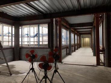 写真：サッシ取り付けの様子