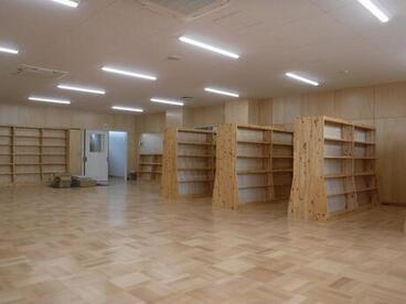 写真：施工完了した図書室と本棚