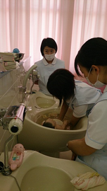 写真：沐浴練習風景