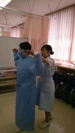 写真：ガウンテクニック練習風景