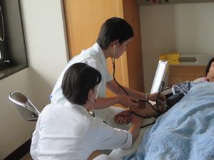 写真：血圧測定の様子